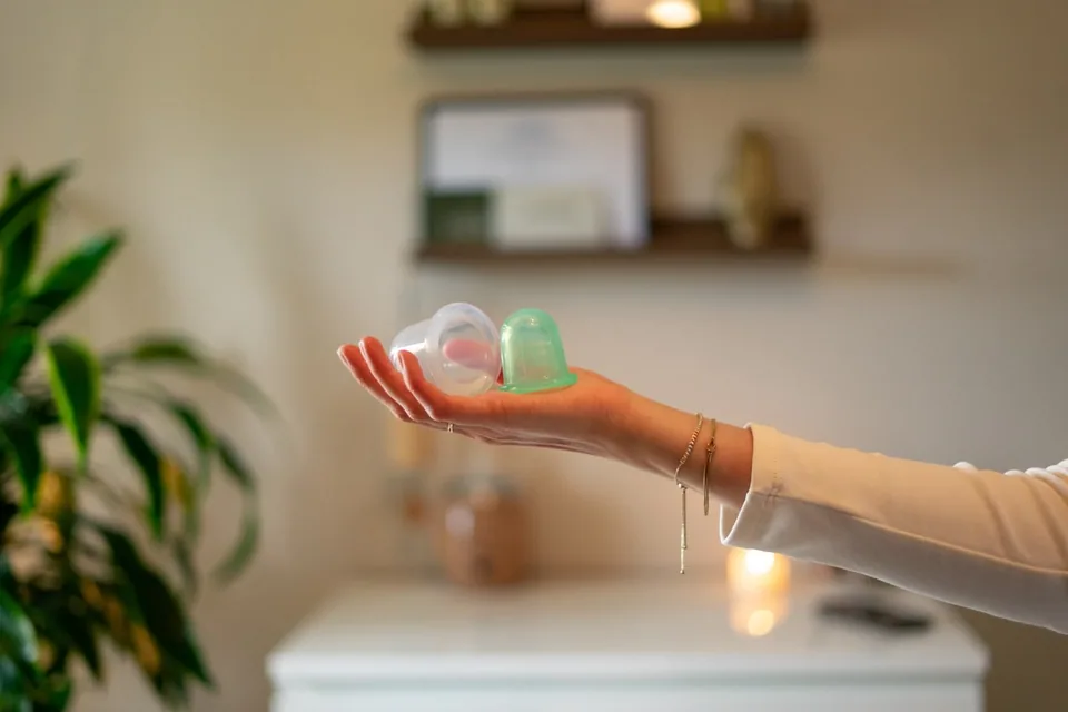 Cuppingmateriaal in de behandelruimte van Studio Yúar